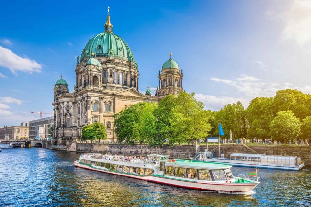 https://socialvacations.com/wp-content/uploads/2018/09/destination-berlin-02-640x427.jpg
