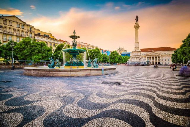 https://socialvacations.com/wp-content/uploads/2018/09/tour-portugal-01-640x427.jpg